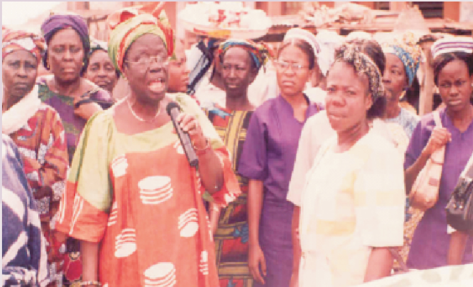 Her Royal Highness, Olori Modupe addresses and motivates her people at the WDD 2005 community celebrations.